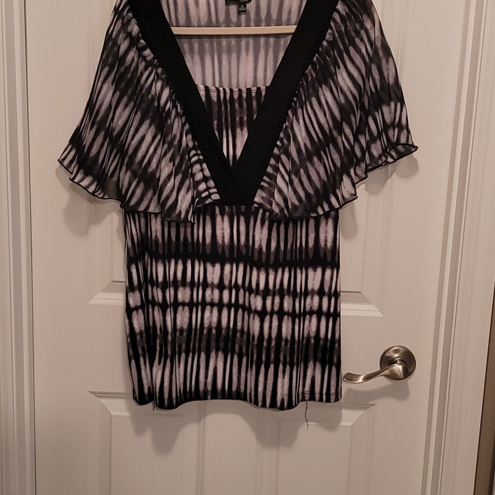 Pretty black and white top